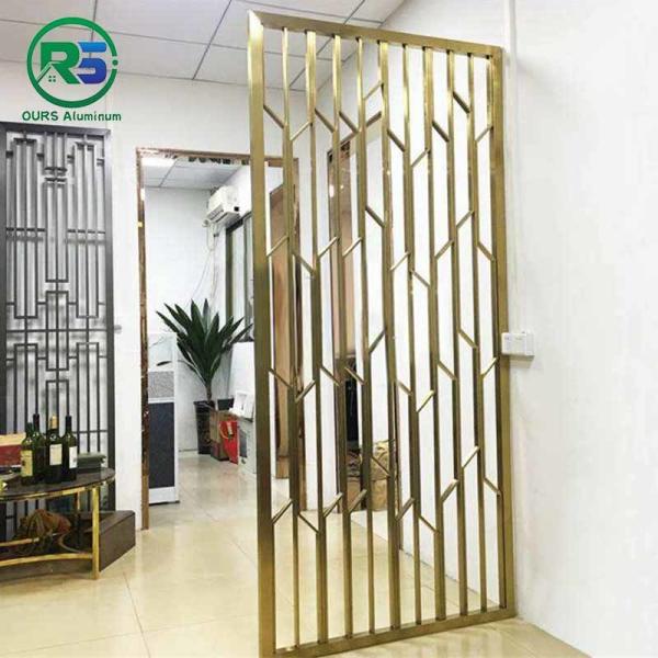 As fachadas decorativas de alumínio das telas da decoração moderna projetam tipos da parede das ideias UPVC