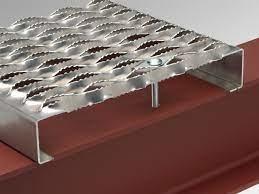 Passos de escada de alta qualidade de Diamond Grip Grating Safety Strut da força