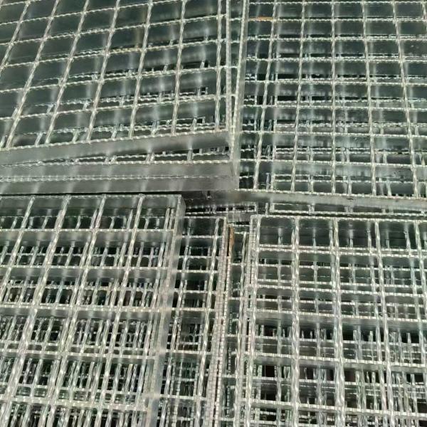 Corrosion-Resistant Serrated Industrial Steel Grating with Ventilation Features