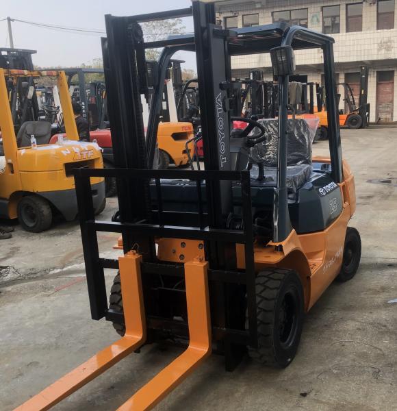 Le chariot élévateur Toyota de 2,5 tonnes à deux étages 3000 mm Hauteur de levage 3 m Hauteur de levage