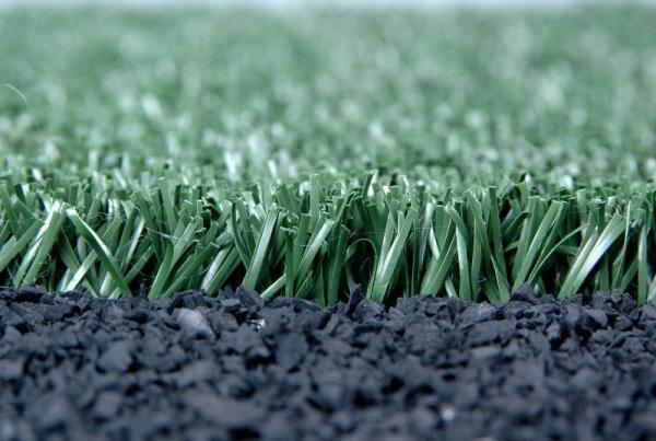 140 points de suture/m2 de gazon de football artificiel PE pour une surface de jeu luxuriante et réaliste