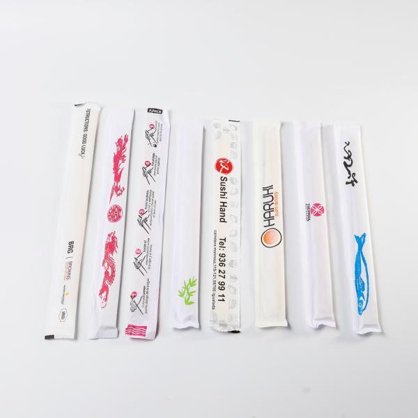 Des baguettes jetables en bambou pour les restaurants japonais de sushi avec enveloppe en papier.