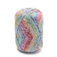 Le crochet tricotent à la main les fils de coton soyeux du fil 100%