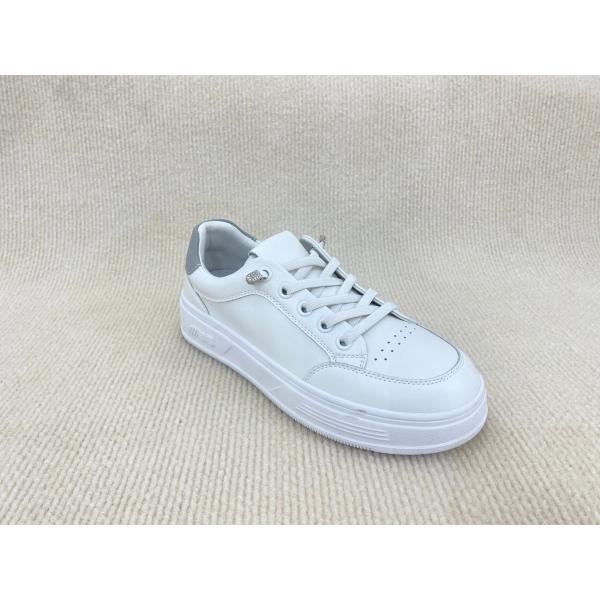 Women pure white and flat heel sport shoes with breathable mesh and lace up