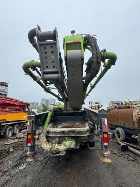 Zoomlion Concrete Pump Truck 56m Vertical Reach Using Mercedes-Benz Chassis for 20 Years
