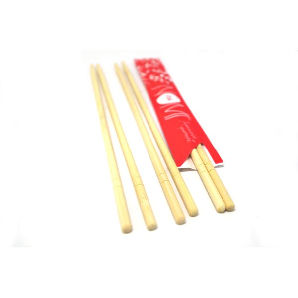 Os hashis de bambu envolveram individualmente hashis de madeira descartáveis superiores