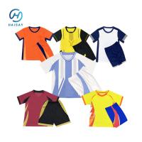 Aumente as suas habilidades com as nossas camisetas de futebol de manga longa para crianças.