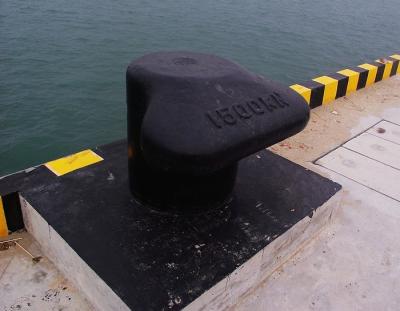 Durable Cast Iron Bollards Customizable Size Corrosion Resistance Iso 9001