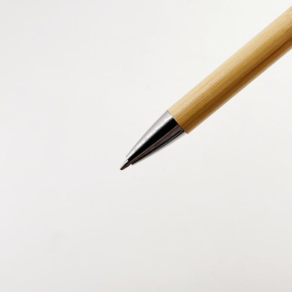 Un stylo à bille en bois de bambou de 1 mm écologiquement rétractable