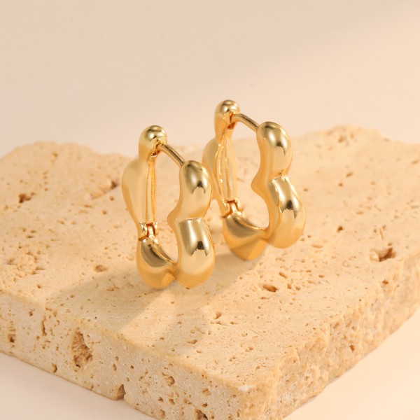 Fashion Light Luxury Earring for Women Pentagonal Geometric Shaped Ear Hooks French Retro Gold Plated Earrings Wholesale