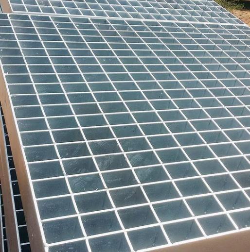 Industrial Hot Dipped Galvanized Steel Grating with Serrated Load Bearing Bar for Oil and Gas Industry