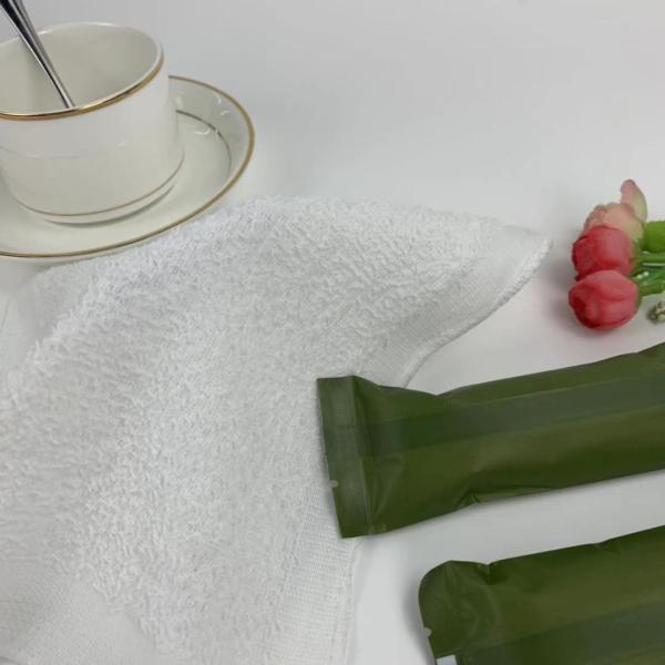 Индивидуал упаковал надушенное полотенце Oshibori авиакомпании