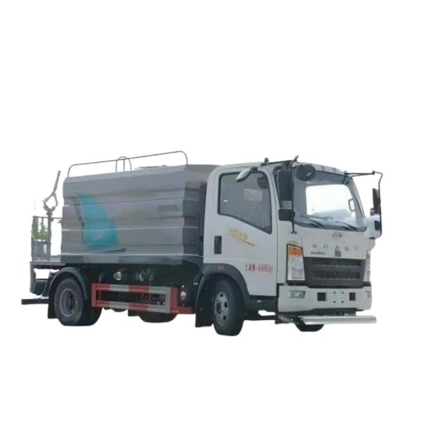 Manual Transmission Type 5 Ton 4 * 2 Mini Water Sprinkler Truck for Road Cleaning Outlet HoWo 14 m Range