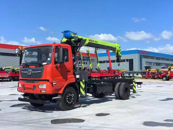 Grue de marque chinoise de premier plan Installation /8000/6500 8,0 tonnes 4 * 2grue Camionnette avec grue Fournissant des services professionnels