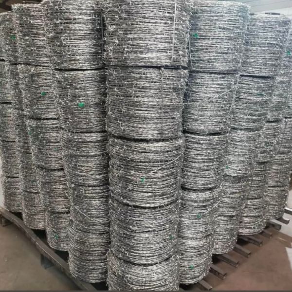 Reverse Twist Barbed Wire, Double Strand Prison Fence 4 Inch Barb Spacing