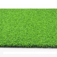 La alfombra artificial verde se divierte solando el césped para la pista de tenis de Padel