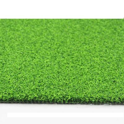 O tapete artificial verde ostenta pavimentando o relvado para o campo de tênis de Padel
