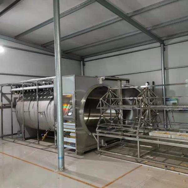 L'animal familier traite le dessiccateur de vide de micro-onde