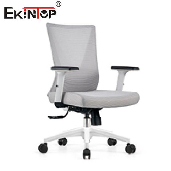 Голубой эргономический стул стола офиса сетки с регулируемыми оружиями