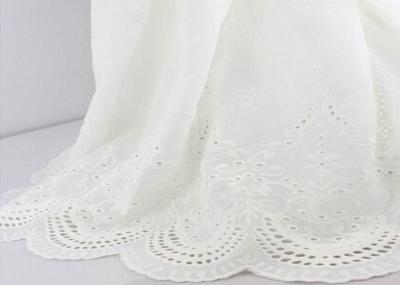 Tissu blanc de dentelle de filet de coton de broderie, tissu de dentelle d'oeillet de coton avec le bord cranté