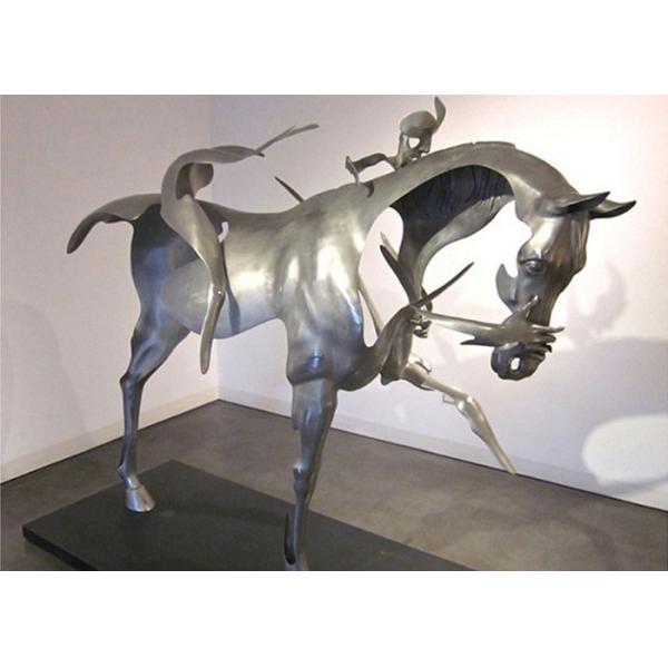 Técnica al aire libre de la forja de la escultura del metal del jinete incompleto espectacular