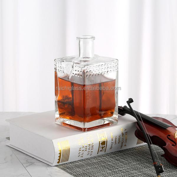 Customize Sealing Type Empty Clear Glass Liquor Bottle 700ml 750ml Vodka Rum Bottle