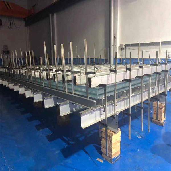 Прозрачный уборщик бассейна Треугольный вакуумный уборщик для семейного бассейна