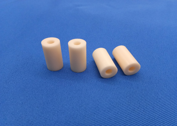 Керамиковый изолятор глинозема 99 компонентов точности изоляторов Ал2о3 керамический с винтом М4