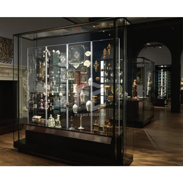 Vitrina de cristal del museo de los SS