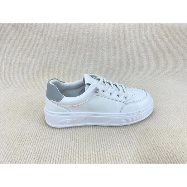 Women pure white and flat heel sport shoes with breathable mesh and lace up