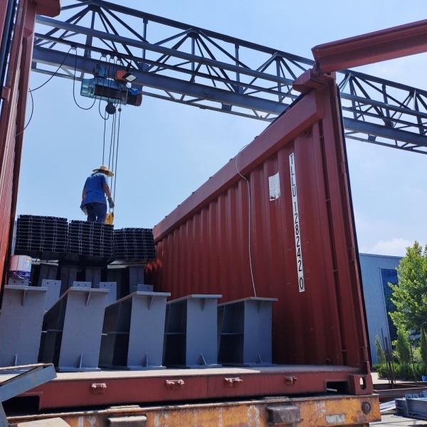 Q355B Raw Steel Material Prefabricated Steel Structure Fixed Upon The Flat Roof Optional Insulation Panels for Space Utilization