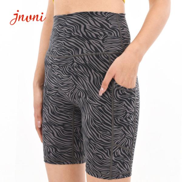 A tintura do laço imprimiu o bolso 8 short do motociclista para o short alto do exercício da ioga de Waisted das mulheres