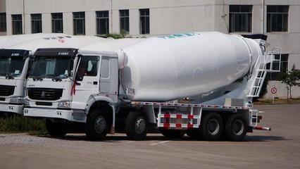 Self Loading Mixer Cement Truck 8x4 With Eton Mixer Pump , Concrete Agitator Truck