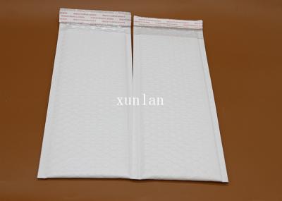 O enviamento de superfície branco liso do polietileno envolve o empacotamento de envio da entrega