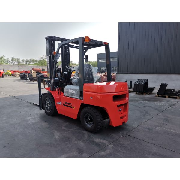 3 Ton Diesel Forklift Truck Heavy Duty 3000kg Load Capacity Smooth Hydraulic Lift