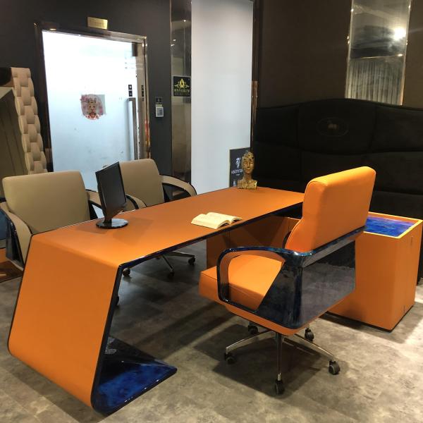 Таблица и стул хорошей проложенной таблицы офиса и босса стула комбинированного кожаного официальная