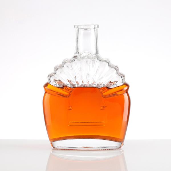 Garrafas de vidro emborbadas personalizadas de moda de vodka com manuseio de superfície de estampagem a quente