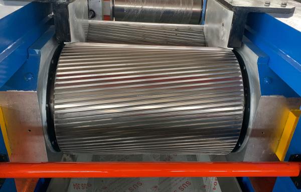 Tire Machine Crushes Used Car Tires into Gommures with Rubber Shredder Grinder Crusher