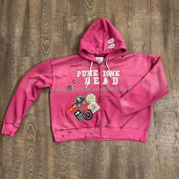 Des patchs brodés, un logo, une chemise à capuche, une chemise à fermeture à glissière, une chemise à capuche.