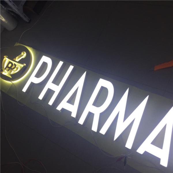 На открытом воздухе лазер таможни отрезал знаки логотипа металла освещает вверх доску HIGHSPAN знака