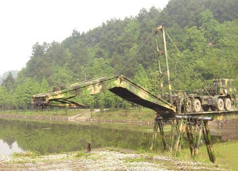 a dobra mecanizada pesada do auto da ponte de 15m - de 75m e desdobra-se para os tanques, transporte provisório das artilharias
