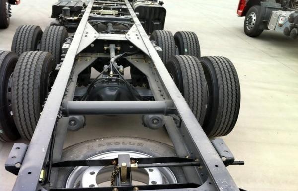 6x4 245hp Cargo Van Truck With Cummins C245 33engine / Fast 9JS119T-B Gearbox