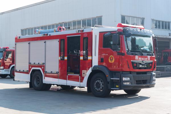 Porta do carro de bombeiros para a cabine do grupo com as 4 a 8 peças do carro de bombeiros do bombeiro