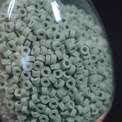 Volume des pores élevé ≥ 0,35 ml/g Alkyne pour récupérer les particules cylindriques grises ou noires de butène