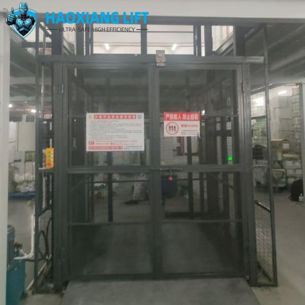 Ascenseur hydraulique personnalisé 500kg-20000kg, grande capacité, porte pliante à quatre vantaux de 6M de haut pour le transport de marchandises