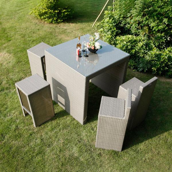 Tableau et chaise de jardin à l' eau et au soleil