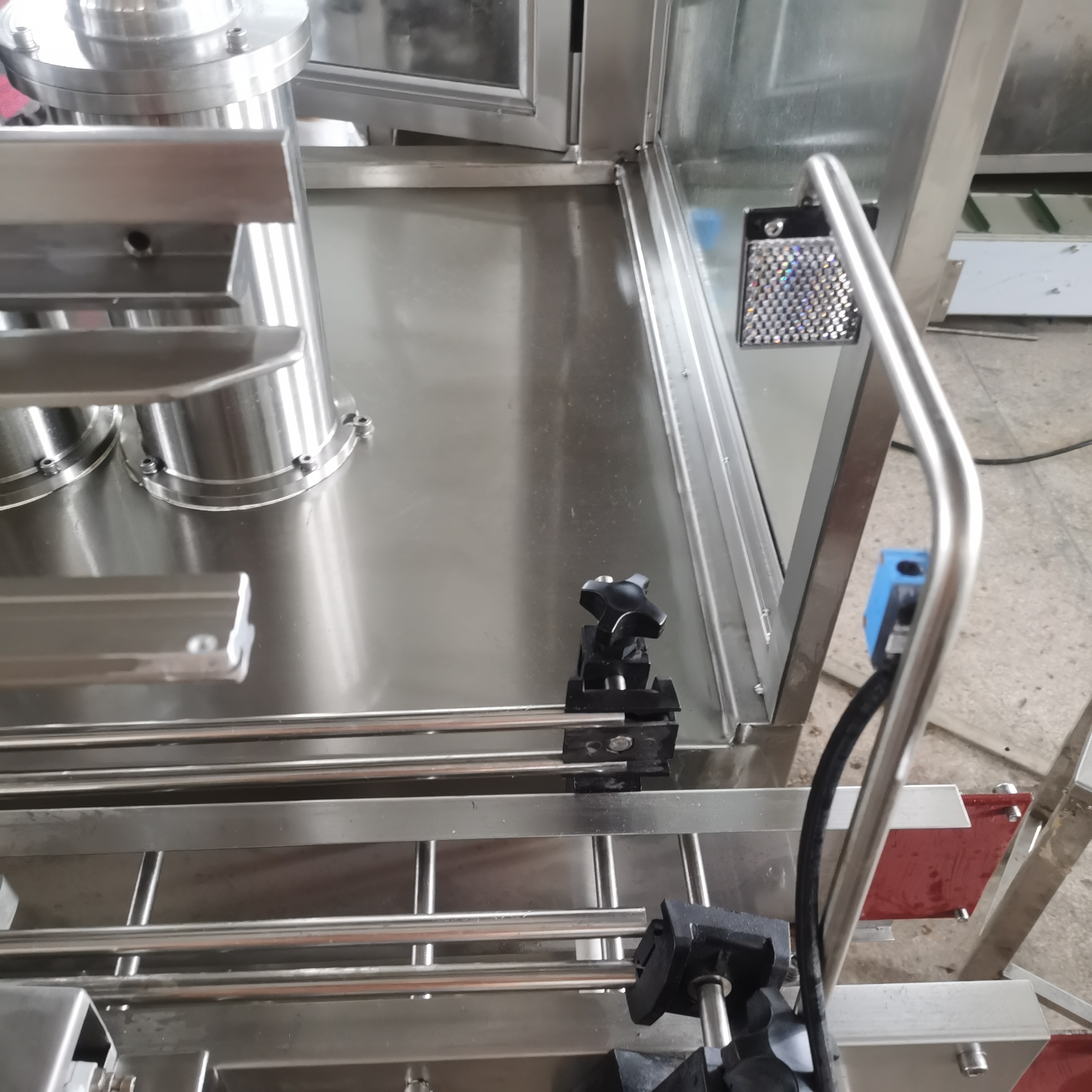Машина упаковки бутылки серого цвета заполняя машины 2L SUS316L вязкостная жидкостная пластиковая