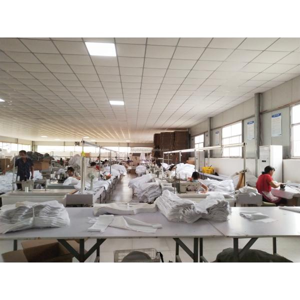 Дамы нянчат одеяние равномерных медицинских одеяний славное нянча для больницы