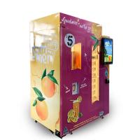 A máquina de venda automática comercial do suco de laranja do shopping inventa e nota aceitantes