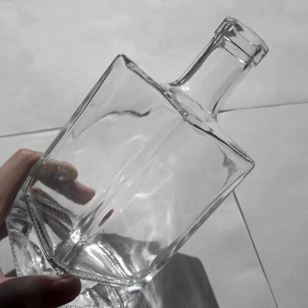 Transparent Glass Whisky Bottle 700ml Capacity for Customized Bar and Personalized